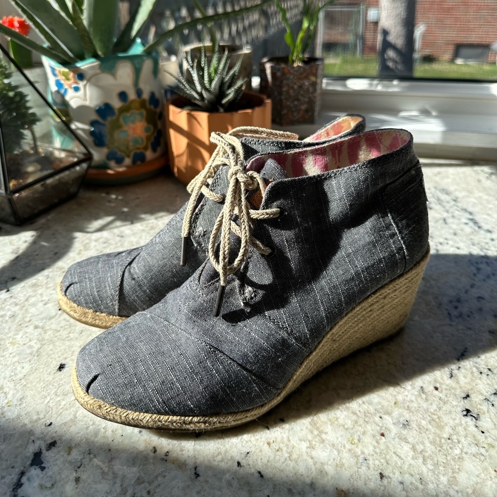 Toms Desert wedge black chambray 9.5